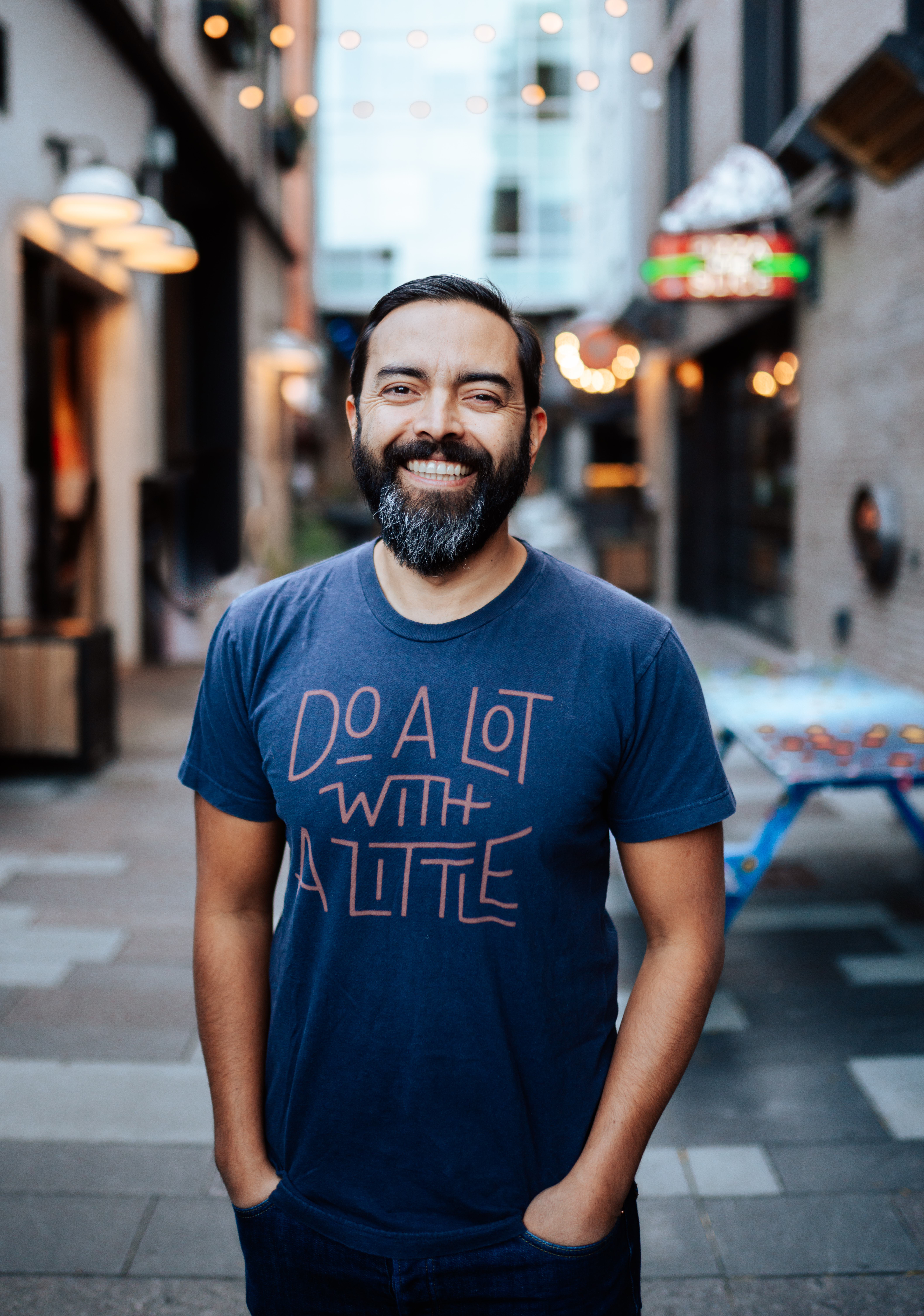 Pat Flynn smiling in an outdoor laneway